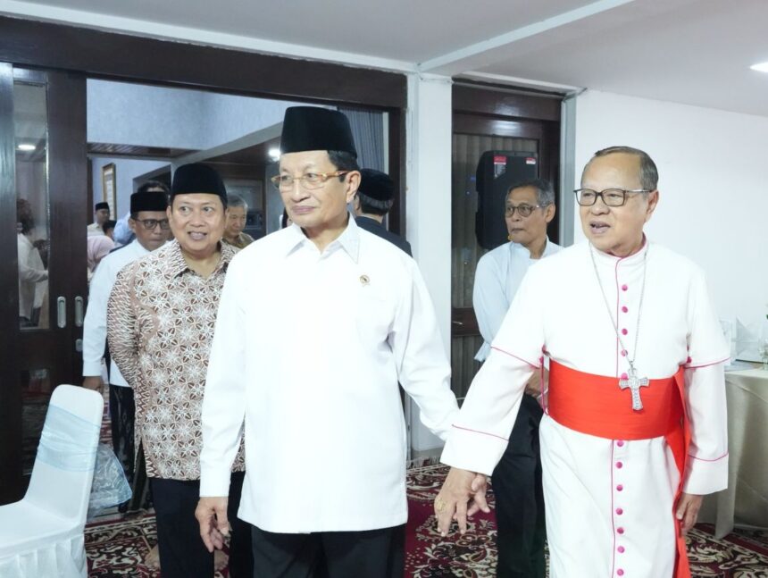 Menteri Agama Nasaruddin Umar bersama Ignatius Kardinal Suharyo dalam kegiatan Open House Menag, di Jakarta pada Sabtu (21/03/2026). Foto: Dok Kemenag