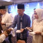 Pemilik Bank Dana Niaga, Jupiter saat memberikan santunan pada 1.000 kaum disabilitas tunanetra se-jabodetabek.