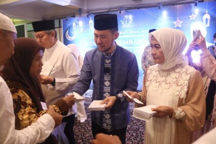 Pemilik Bank Dana Niaga, Jupiter saat memberikan santunan pada 1.000 kaum disabilitas tunanetra se-jabodetabek.