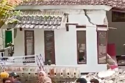 Fenomena gerakan tanah rusak ratusan rumah di Kecamatan Bantargadung, Kabupaten Sukabumi, Jawa Barat. Foto: dok BNPB