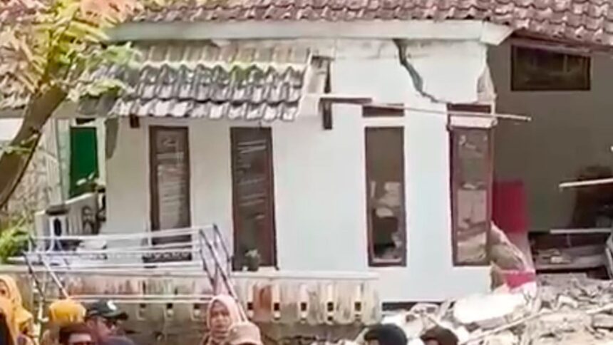 Fenomena gerakan tanah rusak ratusan rumah di Kecamatan Bantargadung, Kabupaten Sukabumi, Jawa Barat. Foto: dok BNPB