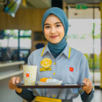 Studi independen oleh Oxford Economics menunjukkan bahwa setiap 100 karyawan yang dipekerjakan secara langsung oleh McDonald’s Indonesia, mendukung 330 lapangan pekerjaan tambahan di berbagai sektor ekonomi lokal. Ini menegaskan komitmen untuk terus tumbuh bersama melalui penciptaan akses lapangan kerja hingga kemitraan berkelanjutan dengan pelaku usaha dalam negeri sejalan dengan semangat “Sepenuhnya Indonesia”. (istimewa).