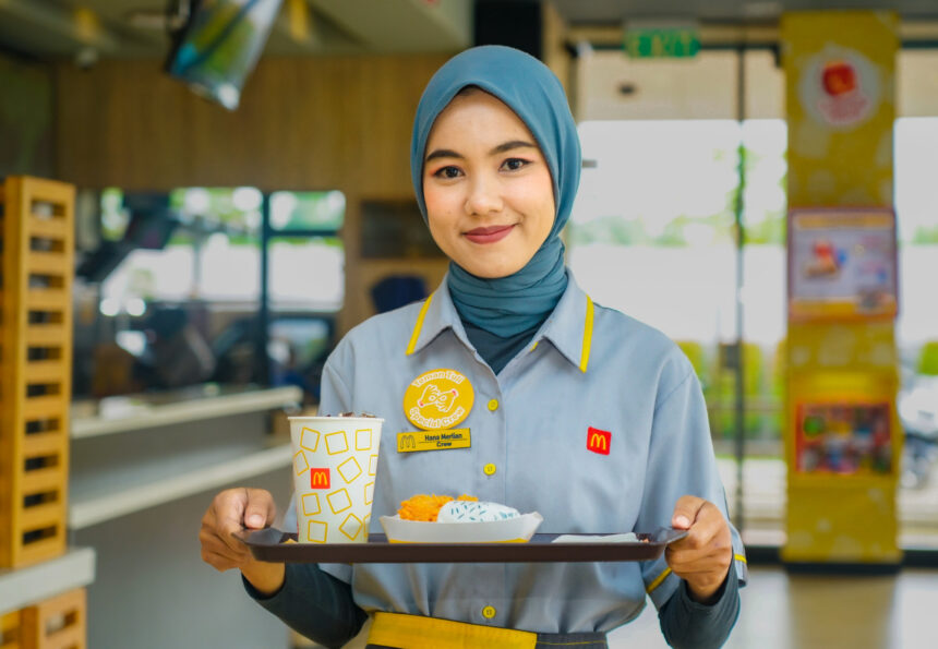 Studi independen oleh Oxford Economics menunjukkan bahwa setiap 100 karyawan yang dipekerjakan secara langsung oleh McDonald’s Indonesia, mendukung 330 lapangan pekerjaan tambahan di berbagai sektor ekonomi lokal. Ini menegaskan komitmen untuk terus tumbuh bersama melalui penciptaan akses lapangan kerja hingga kemitraan berkelanjutan dengan pelaku usaha dalam negeri sejalan dengan semangat “Sepenuhnya Indonesia”. (istimewa).