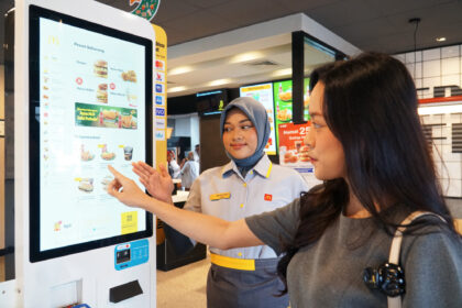 Studi independen oleh Oxford Economics menunjukkan bahwa setiap 100 karyawan yang dipekerjakan secara langsung oleh McDonald’s Indonesia, mendukung 330 lapangan pekerjaan tambahan di berbagai sektor ekonomi lokal. Ini menegaskan komitmen untuk terus tumbuh bersama melalui penciptaan akses lapangan kerja hingga kemitraan berkelanjutan dengan pelaku usaha dalam negeri sejalan dengan semangat “Sepenuhnya Indonesia”. (istimewa).