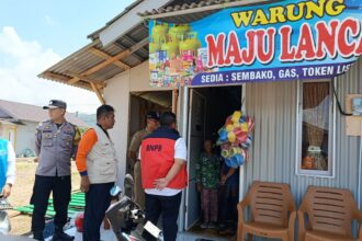 Tim Kedeputian Bidang Penanganan Darurat BNPB bersama BPBD Kabupaten Cilacap meninjau salah satu huntara Desa Jenang, yang telah ditempati para penyintas bencana tanah longsor Desa Cibeunying, Kecamatan Majenang, Kabupaten Cilacap, Jawa Tengah, Senin (16/3/2026). Foto: BPBD Kabupaten Cilacap