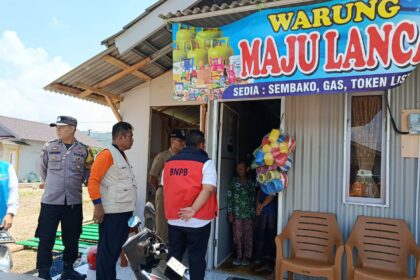 Tim Kedeputian Bidang Penanganan Darurat BNPB bersama BPBD Kabupaten Cilacap meninjau salah satu huntara Desa Jenang, yang telah ditempati para penyintas bencana tanah longsor Desa Cibeunying, Kecamatan Majenang, Kabupaten Cilacap, Jawa Tengah, Senin (16/3/2026). Foto: BPBD Kabupaten Cilacap