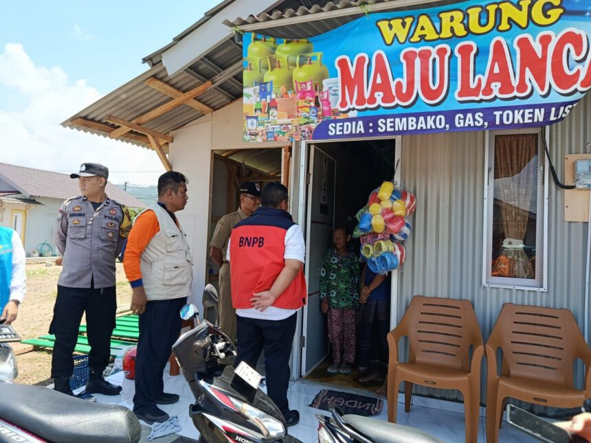 Tim Kedeputian Bidang Penanganan Darurat BNPB bersama BPBD Kabupaten Cilacap meninjau salah satu huntara Desa Jenang, yang telah ditempati para penyintas bencana tanah longsor Desa Cibeunying, Kecamatan Majenang, Kabupaten Cilacap, Jawa Tengah, Senin (16/3/2026). Foto: BPBD Kabupaten Cilacap