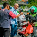 Jusuf Hamka atau Babah Alun bersama Artha Graha Peduli menyalurkan Bantuan Hari Raya kepada ratusan pekerja sektor informal di Jakarta. Foto: Ist