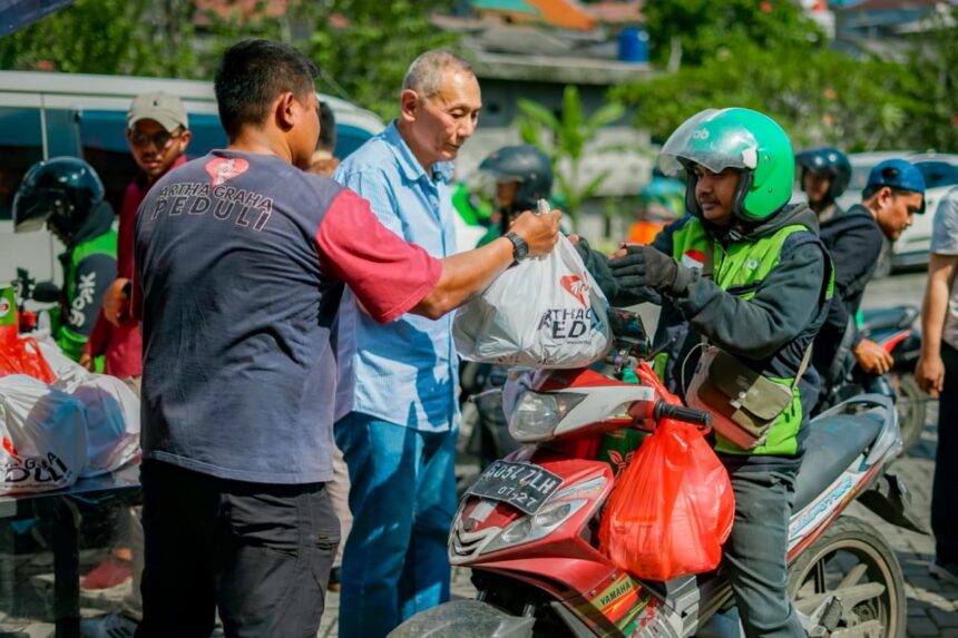 Jusuf Hamka atau Babah Alun bersama Artha Graha Peduli menyalurkan Bantuan Hari Raya kepada ratusan pekerja sektor informal di Jakarta. Foto: Ist
