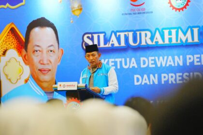 Kapolri Jenderal Listyo Sigit Prabowo mengungkapkan peran pemerintah menjaga perdamaian dan ekonomi di tengah konflik global dalam acara Silaturahmi Ramadan dengan DPD KSPSI Jawa Barat di PT NOK, Jumat (6/3/2026). Foto: Ist