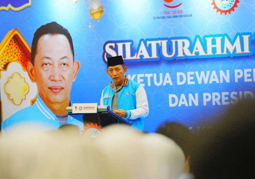 Kapolri Jenderal Listyo Sigit Prabowo mengungkapkan peran pemerintah menjaga perdamaian dan ekonomi di tengah konflik global dalam acara Silaturahmi Ramadan dengan DPD KSPSI Jawa Barat di PT NOK, Jumat (6/3/2026). Foto: Ist