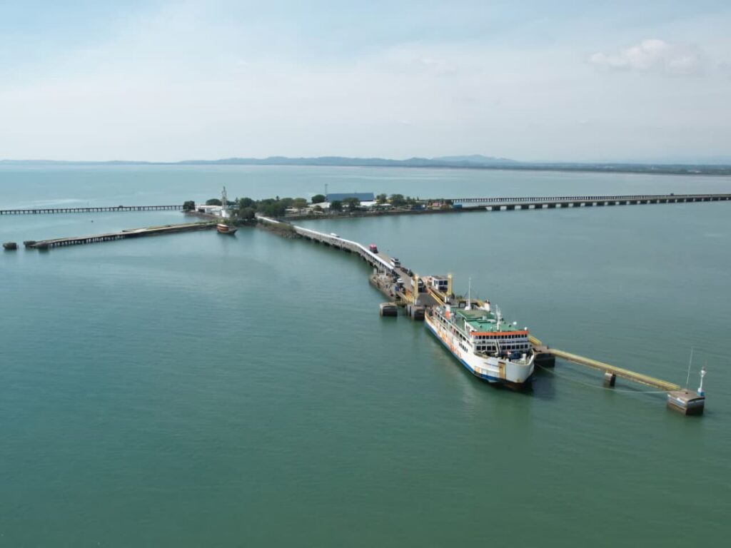 PT ASDP Indonesia Ferry (Persero) melakukan penyesuaian operasional layanan penyeberangan dengan mengalihkan sementara lintasan Bajoe – Kolaka ke lintasan Siwa – Kolaka pada periode 1 April hingga 1 Juni 2026. (dok. ASDP).