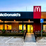 Foto restoran McDonald’s Indonesia terbaru di Kawasan Wisata Puncak, Bogor (kiri) dan foto restoran dengan elemen lokal di Bumi Raya, Kalimantan Barat (kanan). Saat ini, McDonald’s Indonesia mengoperasikan lebih dari 300 restoran di 94 kota dan berkembang menjadi sebuah ekosistem terintegrasi yang memberi dampak ekonomi berlapis di berbagai daerah, di dorong oleh rantai pasok domestik dan pemberdayaan talenta lokal. (istimewa).