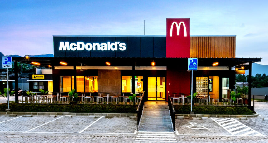 Foto restoran McDonald’s Indonesia terbaru di Kawasan Wisata Puncak, Bogor (kiri) dan foto restoran dengan elemen lokal di Bumi Raya, Kalimantan Barat (kanan). Saat ini, McDonald’s Indonesia mengoperasikan lebih dari 300 restoran di 94 kota dan berkembang menjadi sebuah ekosistem terintegrasi yang memberi dampak ekonomi berlapis di berbagai daerah, di dorong oleh rantai pasok domestik dan pemberdayaan talenta lokal. (istimewa).