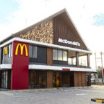 Foto restoran McDonald’s Indonesia terbaru di Kawasan Wisata Puncak, Bogor (kiri) dan foto restoran dengan elemen lokal di Bumi Raya, Kalimantan Barat (kanan). Saat ini, McDonald’s Indonesia mengoperasikan lebih dari 300 restoran di 94 kota dan berkembang menjadi sebuah ekosistem terintegrasi yang memberi dampak ekonomi berlapis di berbagai daerah, di dorong oleh rantai pasok domestik dan pemberdayaan talenta lokal. (istimewa).