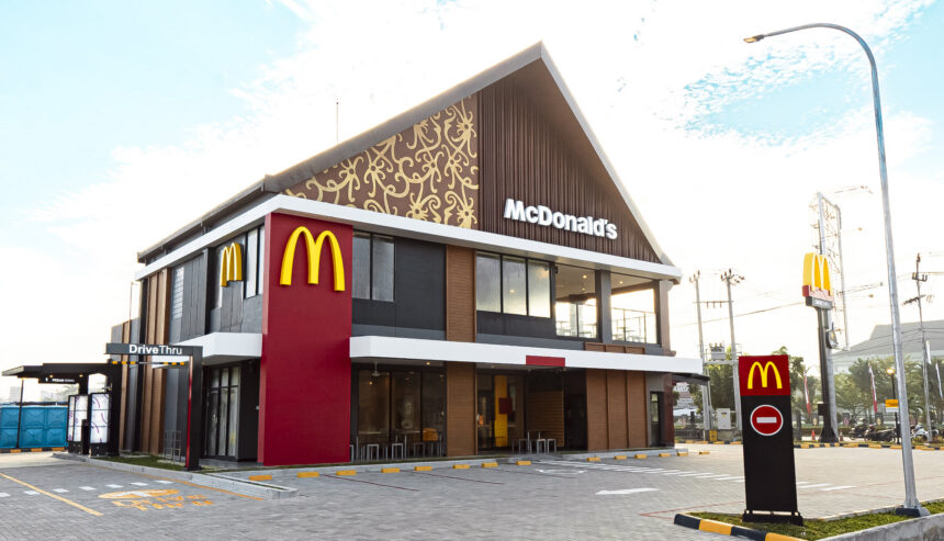 Foto restoran McDonald’s Indonesia terbaru di Kawasan Wisata Puncak, Bogor (kiri) dan foto restoran dengan elemen lokal di Bumi Raya, Kalimantan Barat (kanan). Saat ini, McDonald’s Indonesia mengoperasikan lebih dari 300 restoran di 94 kota dan berkembang menjadi sebuah ekosistem terintegrasi yang memberi dampak ekonomi berlapis di berbagai daerah, di dorong oleh rantai pasok domestik dan pemberdayaan talenta lokal. (istimewa).