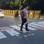 Pejalan kaki menyeberang jalan melalui zebra cross di Jalan Prof. DR. Soepomo, Tebet, Jakarta Selatan, pada Jumat (27/3/2026). Foto: Joesvicar Iqbal/ipol.id