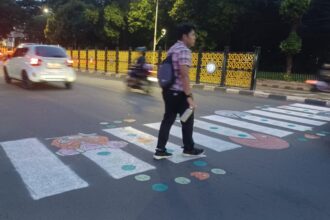 Pejalan kaki menyeberang jalan melalui zebra cross di Jalan Prof. DR. Soepomo, Tebet, Jakarta Selatan, pada Jumat (27/3/2026). Foto: Joesvicar Iqbal/ipol.id