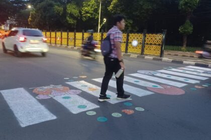 Pejalan kaki menyeberang jalan melalui zebra cross di Jalan Prof. DR. Soepomo, Tebet, Jakarta Selatan, pada Jumat (27/3/2026). Foto: Joesvicar Iqbal/ipol.id