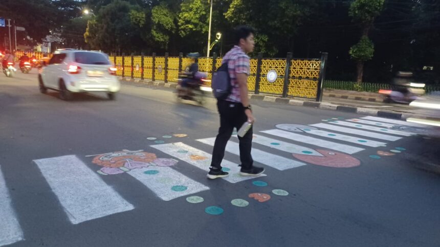 Pejalan kaki menyeberang jalan melalui zebra cross di Jalan Prof. DR. Soepomo, Tebet, Jakarta Selatan, pada Jumat (27/3/2026). Foto: Joesvicar Iqbal/ipol.id
