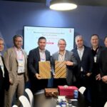 CEO NeutraDC Andreuw Th.A.F. (ketiga dari kiri) dan Chief Revenue Officer F5 Chad Whalen (keempat dari kanan) menandatangani Nota Kesepahaman (MoU) pada rangkaian agenda Mobile World Congress (MWC). Disaksikan langsung oleh Direktur Strategic Business Development & Portfolio Telkom Seno Soemadji (kedua dari kiri) di Barcelona, Selasa (3/3). Foto: Telkom Indonesia