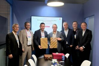 CEO NeutraDC Andreuw Th.A.F. (ketiga dari kiri) dan Chief Revenue Officer F5 Chad Whalen (keempat dari kanan) menandatangani Nota Kesepahaman (MoU) pada rangkaian agenda Mobile World Congress (MWC). Disaksikan langsung oleh Direktur Strategic Business Development & Portfolio Telkom Seno Soemadji (kedua dari kiri) di Barcelona, Selasa (3/3). Foto: Telkom Indonesia