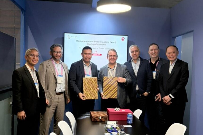 CEO NeutraDC Andreuw Th.A.F. (ketiga dari kiri) dan Chief Revenue Officer F5 Chad Whalen (keempat dari kanan) menandatangani Nota Kesepahaman (MoU) pada rangkaian agenda Mobile World Congress (MWC). Disaksikan langsung oleh Direktur Strategic Business Development & Portfolio Telkom Seno Soemadji (kedua dari kiri) di Barcelona, Selasa (3/3). Foto: Telkom Indonesia