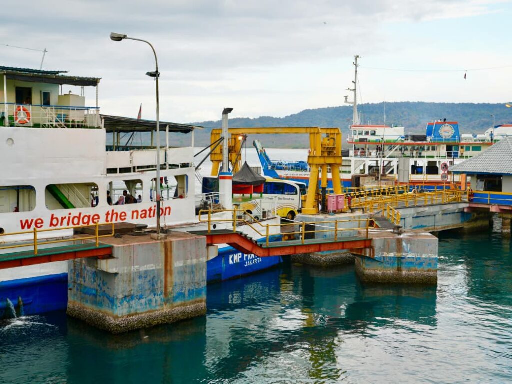 PT ASDP Indonesia Ferry (Persero) memastikan dukungan penuh terhadap kebijakan pemerintah guna menjamin kelancaran Angkutan Lebaran, terutama di lintasan penyeberangan strategis Merak–Bakauheni dan Ketapang–Gilimanuk. (dok. ASDP).