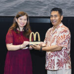 Made Gunada (kiri), mitra pemasok asal Bali, menerima plakat penghargaan dari McDonald’s Indonesia atas kerja sama selama 33 tahun. Kemitraan berkelanjutan yang dibangun atas dasar kepercayaan dan pendampingan menyeluruh telah menghasilkan dukungan penerapan standar keamanan pangan serta prinsip halalan thayyiban (halal dan baik) yang ketat untuk seluruh mitra pemasok hingga di restoran. (istimewa).