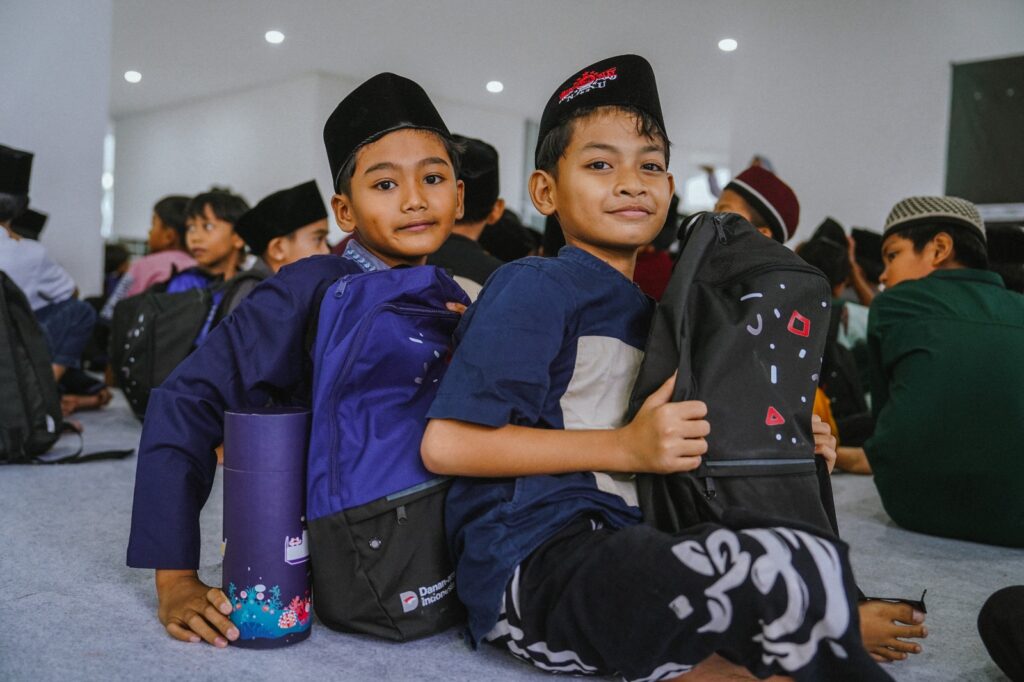 PT ASDP Indonesia Ferry (Persero) turut menyelenggarakan kegiatan penyerahan simbolis paket perlengkapan sekolah yang dipusatkan di Masjid BSI, kawasan Bakauheni Harbour City, Lampung Selatan. (dok. ASDP).