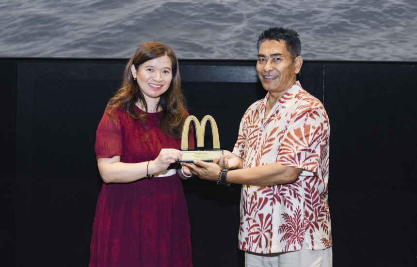 Made Gunada (kiri), mitra pemasok asal Bali, menerima plakat penghargaan dari McDonald’s Indonesia atas kerja sama selama 33 tahun. Kemitraan berkelanjutan yang dibangun atas dasar kepercayaan dan pendampingan menyeluruh telah menghasilkan dukungan penerapan standar keamanan pangan serta prinsip halalan thayyiban (halal dan baik) yang ketat untuk seluruh mitra pemasok hingga di restoran. (istimewa).