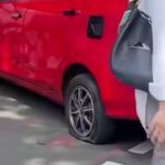 Kendaraan yang parkir liar di kawasan Monas ditindak tegas dengan sanksi penggembosan ban. Foto: Tangkapan layar Instagram @medsoszone