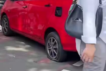 Kendaraan yang parkir liar di kawasan Monas ditindak tegas dengan sanksi penggembosan ban. Foto: Tangkapan layar Instagram @medsoszone