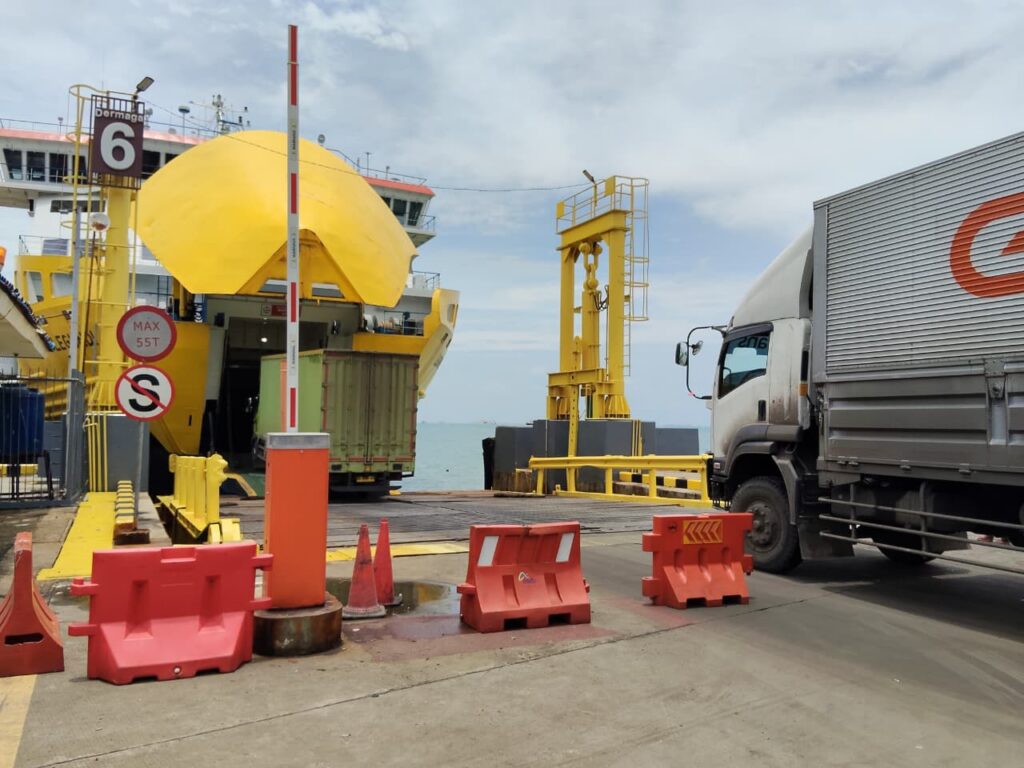 PT ASDP Indonesia Ferry (Persero) memastikan dukungan penuh terhadap kebijakan pemerintah guna menjamin kelancaran Angkutan Lebaran, terutama di lintasan penyeberangan strategis Merak–Bakauheni dan Ketapang–Gilimanuk. (dok. ASDP).