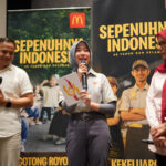 Studi Oxford Economics mencatat dari total 11.208 karyawan langsung, sebanyak 43% karyawan berasal dari kelompok usia 18–24 tahun menjadikan McDonald’s Indonesia sebagai pintu awal dunia kerja formal bagi generasi Z. Nurlaila (tengah), kru restoran McDonald’s Pondok Cabe yang berusia 22 tahun, menunjukkan rasa bangga dapat membangun keterampilan profesional serta memahami budaya kerja sebagai bekal untuk melangkah lebih jauh dalam kariernya. (istimewa).