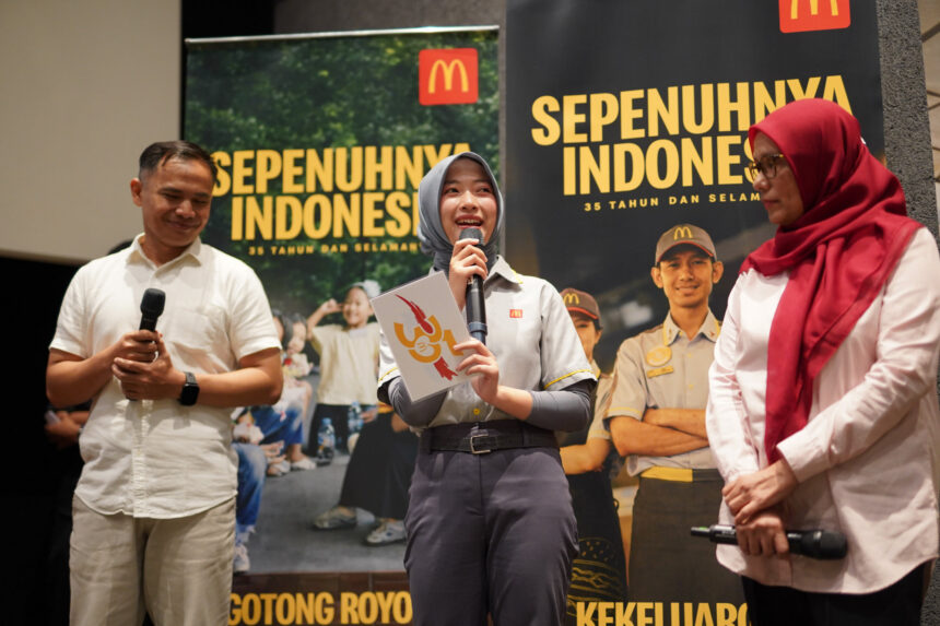 Studi Oxford Economics mencatat dari total 11.208 karyawan langsung, sebanyak 43% karyawan berasal dari kelompok usia 18–24 tahun menjadikan McDonald’s Indonesia sebagai pintu awal dunia kerja formal bagi generasi Z. Nurlaila (tengah), kru restoran McDonald’s Pondok Cabe yang berusia 22 tahun, menunjukkan rasa bangga dapat membangun keterampilan profesional serta memahami budaya kerja sebagai bekal untuk melangkah lebih jauh dalam kariernya. (istimewa).