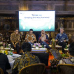 Direktur IT Digital Telkom Faizal Rochmad Djoemadi, Direktur Wholesale & International Service Telkom Budi Satria Dharma Purba, dan Direktur Human Capital Management Willy Saelan, Direktur Utama Telkom Dian Siswarini, Direktur Legal & Compliance Telkom Andy Kelana, dan SVP Group Sustaibility & Corporate Communication Telkom Ahmad Reza pada agenda TelkomGroup Business Update yang diselenggarakan di Jakarta, pada Jumat (6/3). Foto: Telkom Indonesia