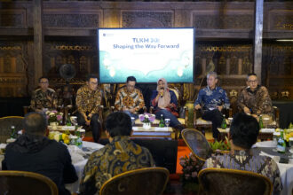 Direktur IT Digital Telkom Faizal Rochmad Djoemadi, Direktur Wholesale & International Service Telkom Budi Satria Dharma Purba, dan Direktur Human Capital Management Willy Saelan, Direktur Utama Telkom Dian Siswarini, Direktur Legal & Compliance Telkom Andy Kelana, dan SVP Group Sustaibility & Corporate Communication Telkom Ahmad Reza pada agenda TelkomGroup Business Update yang diselenggarakan di Jakarta, pada Jumat (6/3). Foto: Telkom Indonesia