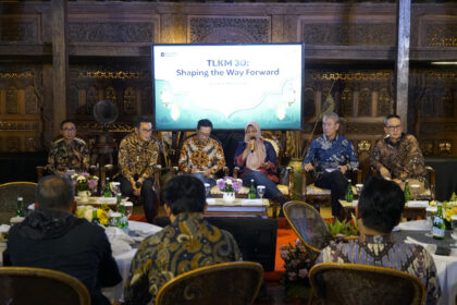 Direktur IT Digital Telkom Faizal Rochmad Djoemadi, Direktur Wholesale & International Service Telkom Budi Satria Dharma Purba, dan Direktur Human Capital Management Willy Saelan, Direktur Utama Telkom Dian Siswarini, Direktur Legal & Compliance Telkom Andy Kelana, dan SVP Group Sustaibility & Corporate Communication Telkom Ahmad Reza pada agenda TelkomGroup Business Update yang diselenggarakan di Jakarta, pada Jumat (6/3). Foto: Telkom Indonesia