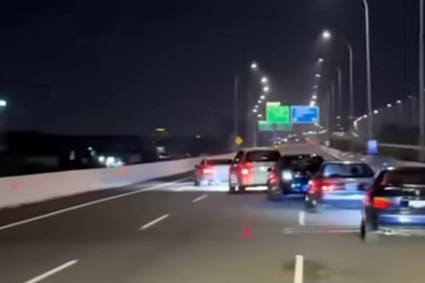 Aksi ugal-ugalan pengendara mobil di Tol Becakayu. Foto: Instagram @jakarta_siders