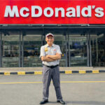 Yanto, Special Crew McDonald’s Indonesia yang telah bergabung selama 30 tahun, menjadi contoh bagaimana kesetaraan kesempatan kerja bagi penyandang disabilitas yang didukung pendampingan dan kepercayaan mampu mendorong mereka tumbuh menjadi tenaga kerja yang mandiri dan berdaya saing. (istimewa).