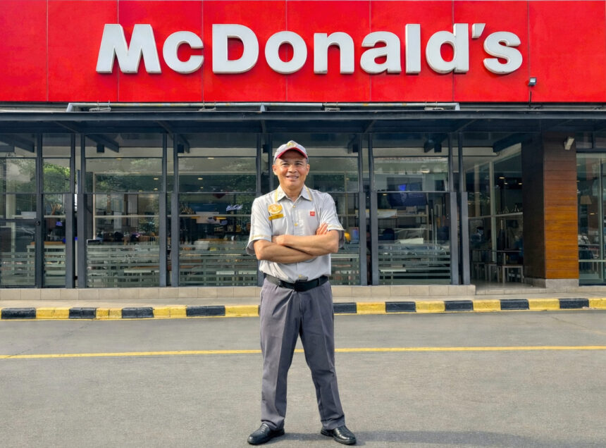 Yanto, Special Crew McDonald’s Indonesia yang telah bergabung selama 30 tahun, menjadi contoh bagaimana kesetaraan kesempatan kerja bagi penyandang disabilitas yang didukung pendampingan dan kepercayaan mampu mendorong mereka tumbuh menjadi tenaga kerja yang mandiri dan berdaya saing. (istimewa).