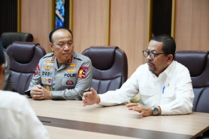 Wakapolri Dedi Prasetyo Komjen Pol Dedi Prasetyo bersama kepala staf Kepresidenan dalam konferensi pers Kesiapan Arus Mudik Lebaran 2026 dan Pengamanan Nasional di Kantor Staf Presiden, Rabu (11/3/2026). Foto: Ist