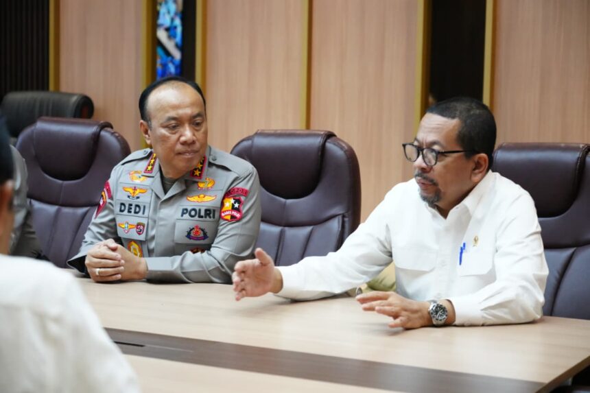 Wakapolri Dedi Prasetyo Komjen Pol Dedi Prasetyo bersama kepala staf Kepresidenan dalam konferensi pers Kesiapan Arus Mudik Lebaran 2026 dan Pengamanan Nasional di Kantor Staf Presiden, Rabu (11/3/2026). Foto: Ist