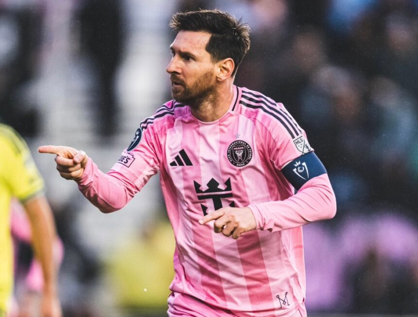 Lionel Messi mencetak gol ke-900 dalam kariernya, menjadikannya pemain kedua yang mencapai angka tersebut setelah Cristiano Ronaldo.