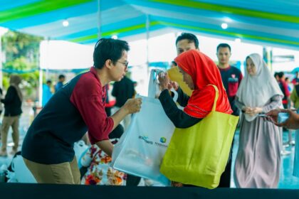 PERBANAS bersama Artha Graha Peduli gelar bazar sembako murah di Lapangan Unit V Perbanas Institute, Karet Kuningan, Setiabudi, Jakarta Selatan, Kamis (5/3/2026). Foto: Ist