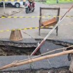 Kondisi jembatan ambles di Kampung Kramat, Kecamatan Cipayung, Jakarta Timur, Senin (2/3/2026). Foto: Joesvicar Iqbal/ipol.id