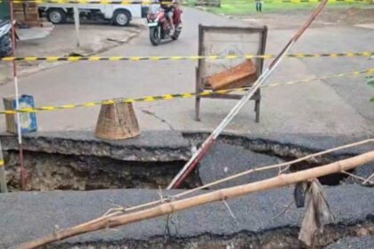 Kondisi jembatan ambles di Kampung Kramat, Kecamatan Cipayung, Jakarta Timur, Senin (2/3/2026). Foto: Joesvicar Iqbal/ipol.id