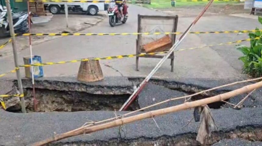 Kondisi jembatan ambles di Kampung Kramat, Kecamatan Cipayung, Jakarta Timur, Senin (2/3/2026). Foto: Joesvicar Iqbal/ipol.id