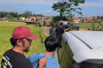 Dua orang terduga pelaku pembunuh ditangkap di Kabupaten Majalengka. Foto: Bidhumas Polda Metro Jaya